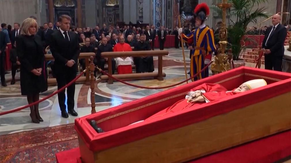 Emmanuel Macron se inclinó ante el cuerpo de Francisco y desató la polémica en Francia