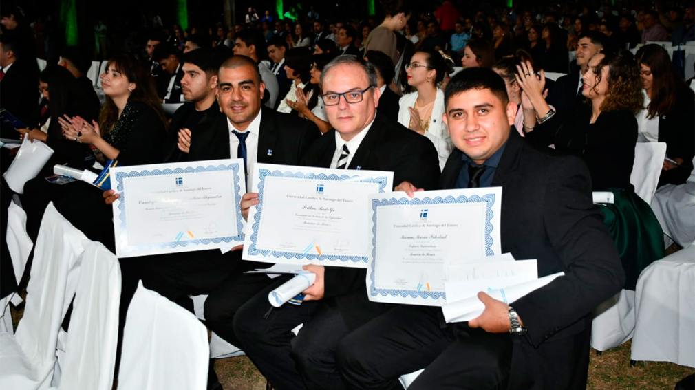 Efectivos de la Policía de Santiago del Estero recibieron sus títulos universitarios en la UCSE