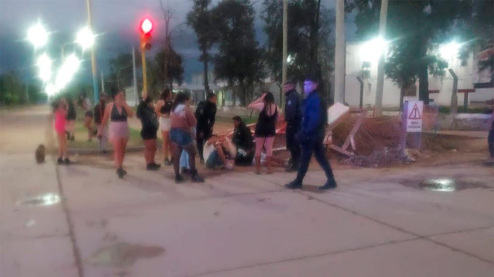 Motociclistas lesionados tras embestir un montículo de tierra