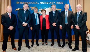 La semana de Caputo y su equipo en Washington: el confortable paso por el FMI y el interés sobre el “caso argentino”