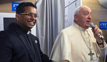 Quién es el cardenal de la India que abrirá la histórica votación por el nuevo Papa