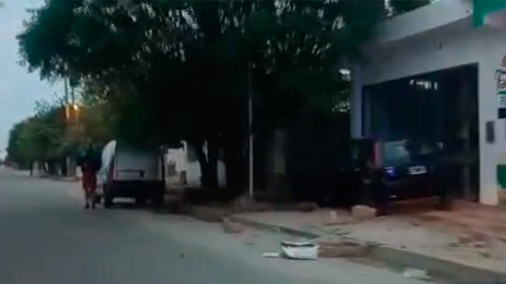 Un conductor perdió el control de su auto y chocó contra un pilar en aparente estado de ebriedad