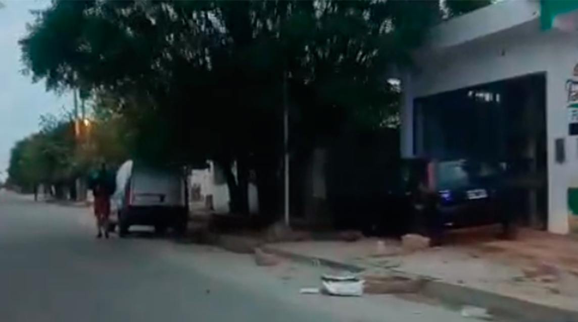 Un conductor perdió el control de su auto y chocó contra un pilar en aparente estado de ebriedad