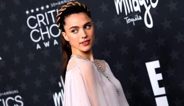 Margaret Qualley sorprende con un drástico cambio de look en el desfile de Chanel