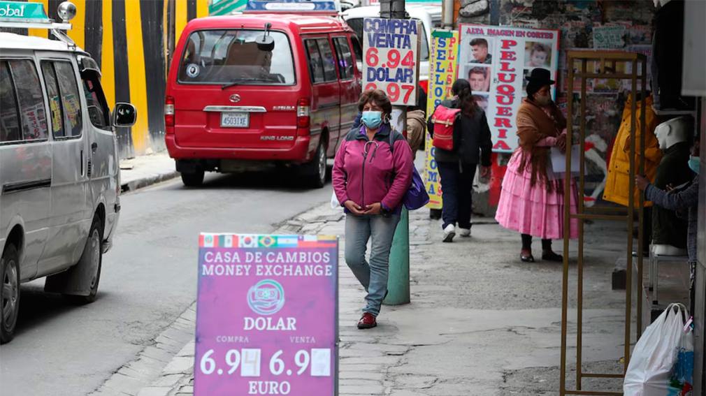 Bolivia agudiza su crisis financiera: el dólar blue duplica el tipo de cambio oficial