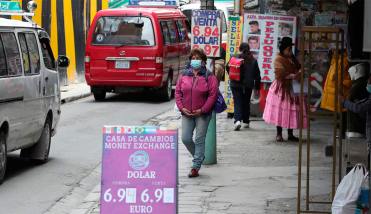 Bolivia agudiza su crisis financiera: el dólar blue duplica el tipo de cambio oficial