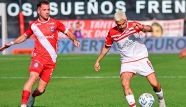 Pese a ser goleado por Argentinos, Estudiantes fue beneficiado por otros resultados y logró sellar su pase a octavos