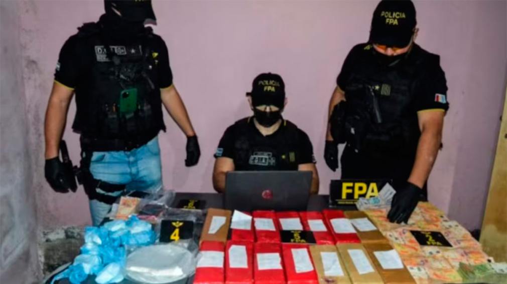 Vendían droga juntos en Córdoba: ella lo denunció por violencia y ambos fueron detenidos