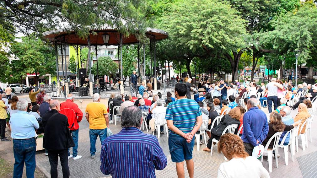 La Municipalidad organizó un evento musical por el Día Provincial del Tango en plaza Libertad 