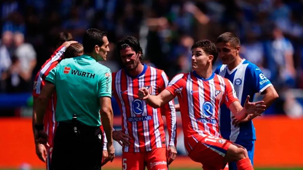 Julián Álvarez zafó de la roja en el empate entre Atlético y Alavés