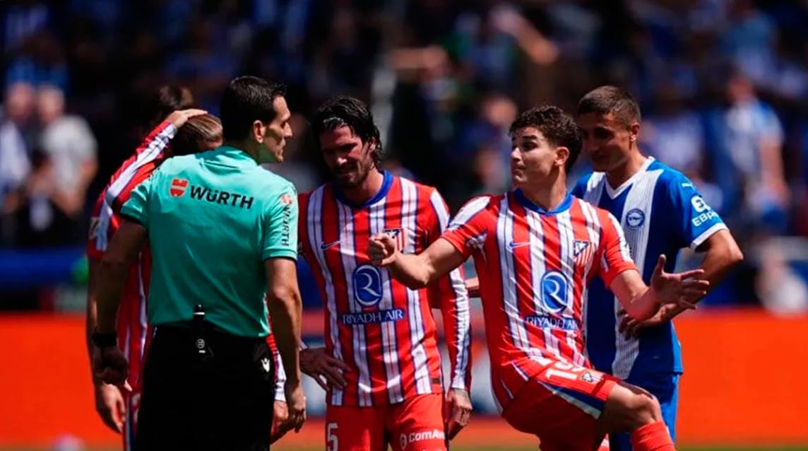 Julián Álvarez zafó de la roja en el empate entre Atlético y Alavés
