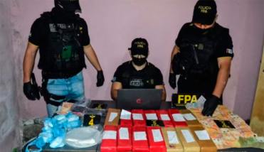 Vendían droga juntos en Córdoba: ella lo denunció por violencia y ambos fueron detenidos