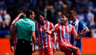 Julián Álvarez zafó de la roja en el empate entre Atlético y Alavés