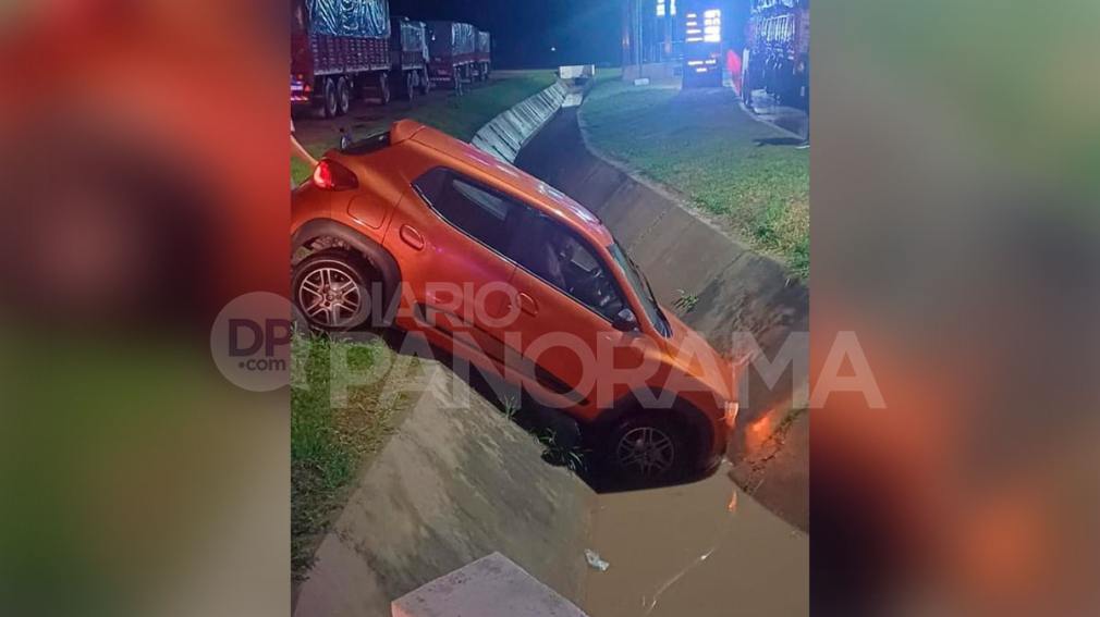 Conductor hizo una mala maniobra y terminó con su automóvil dentro de un canal