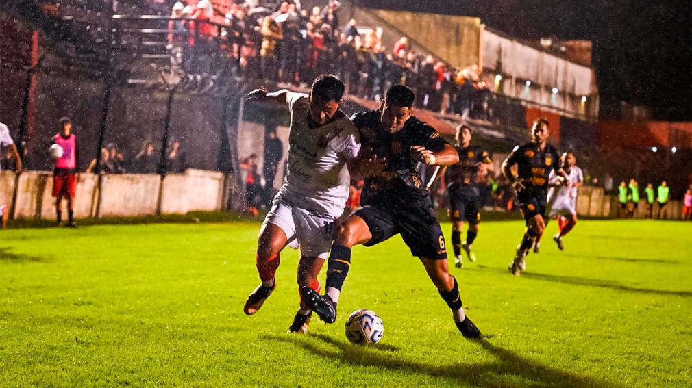 Mitre no la pasó bien, cayó ante Defensores de Belgrano que jugó con uno menos y cortó su racha positiva