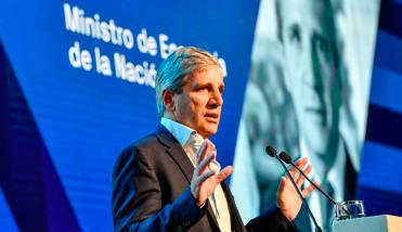 Con la economía estabilizada, Caputo busca que los argentinos usen sus dólares del colchón para reactivar el crecimiento