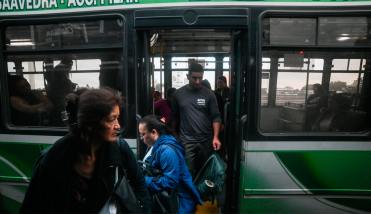 El Gobierno calificó de “extorsivo” el paro de colectivos: “El gremio toma de rehenes a los pasajeros”