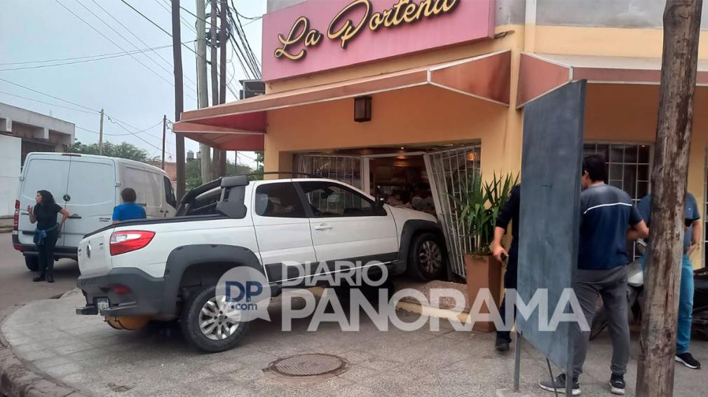 Susto en una panadería: una camioneta se incrustó en el local tras chocar con un auto