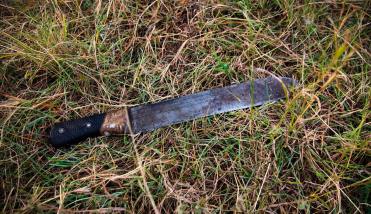 Locura en Córdoba: le cortó la oreja con un machete a su vecino porque le estacionó el auto en la puerta de su casa