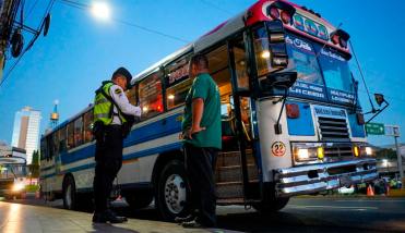Bukele ordenó detener a empresarios del transporte que se negaron a brindar servicio gratuito