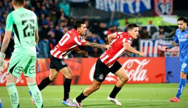 Estudiantes goleó a la Universidad de Chile y es líder de su grupo en la Copa Libertadores