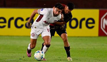 Lanús ganó en Perú, manda en el grupo G y llega encendido al cruce con Boca