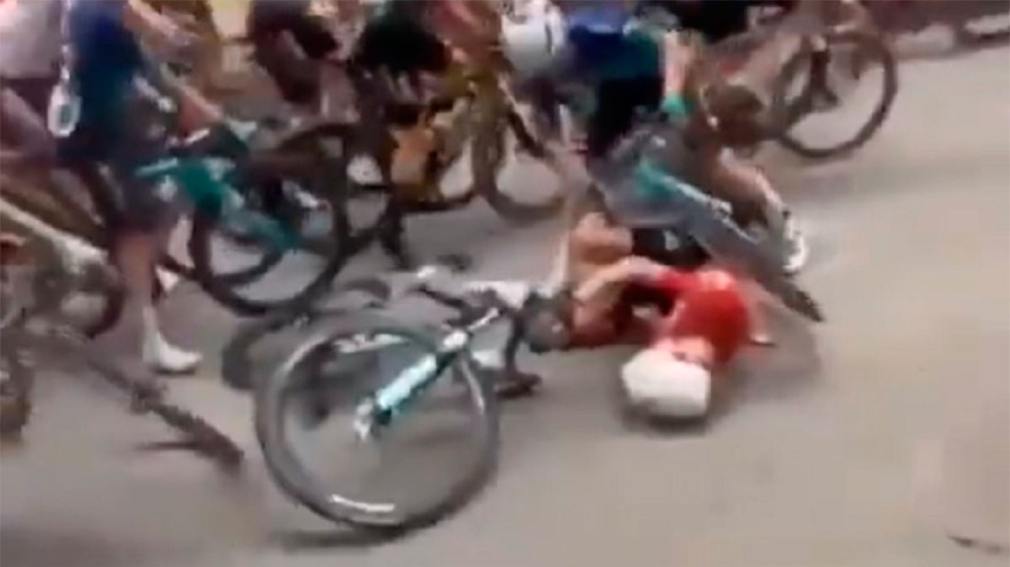 Una espectadora derriba a una ciclista en la Vuelta femenina