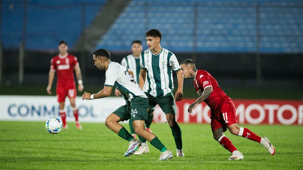 Huracán lo dio vuelta ante Racing en Montevideo y afianzó su liderato en la Sudamericana