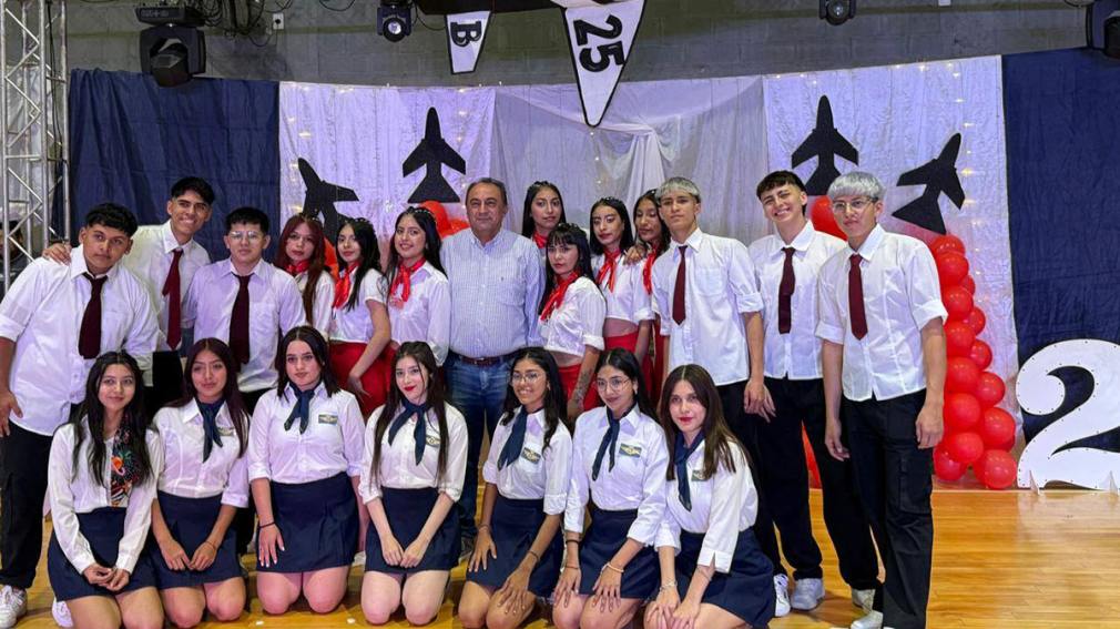 Los estudiantes de la Escuela Técnica N°13 celebraron con una colorida presentación de camperas