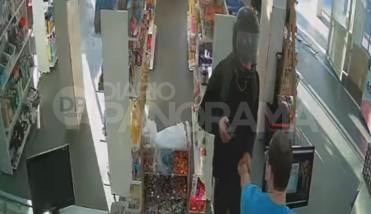 Video: dos hombres asaltaron a mano armada un comercio en Av. Alsina a plena luz del día