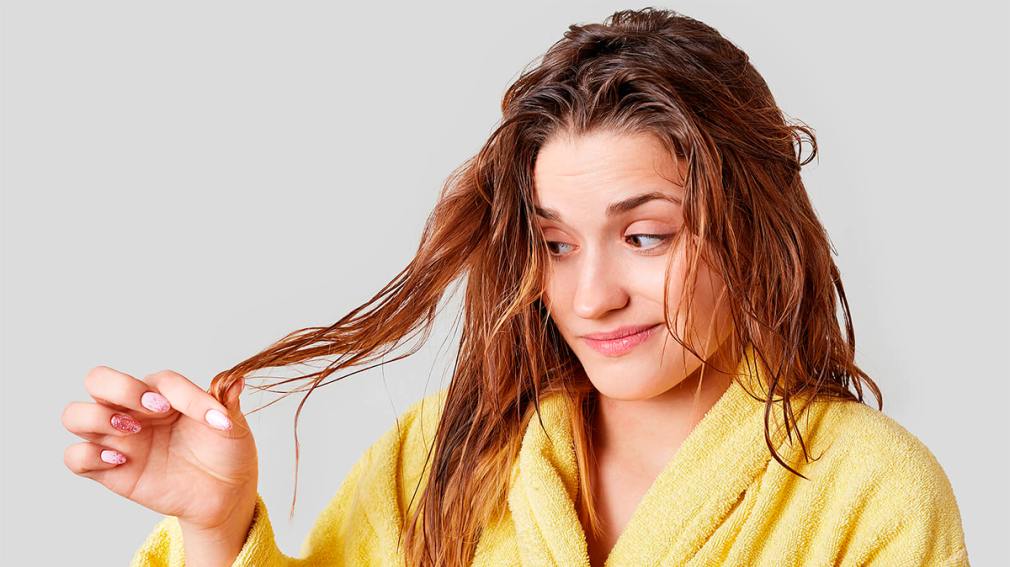 Por qué es peligroso ir a dormir con el pelo mojado