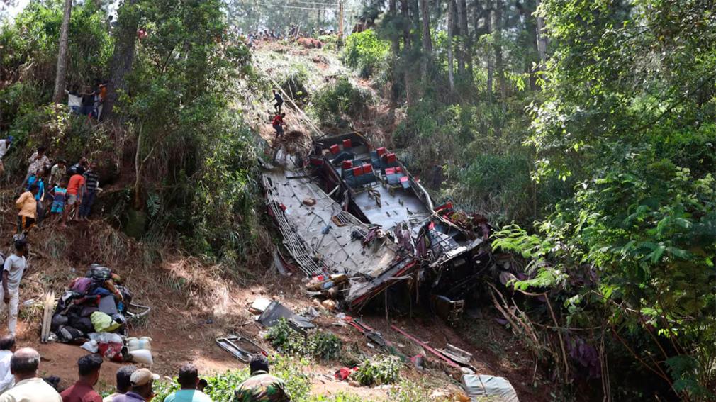 Desastre en Sri Lanka: 21 muertos tras la caída de un micro por un acantilado