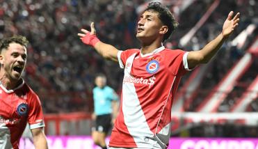Argentinos Juniors se hizo fuerte en casa, eliminó a Instituto y está en cuartos