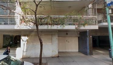 Cinco ladrones asaltaron a una mujer en su edificio de Belgrano y le robaron US$30.000