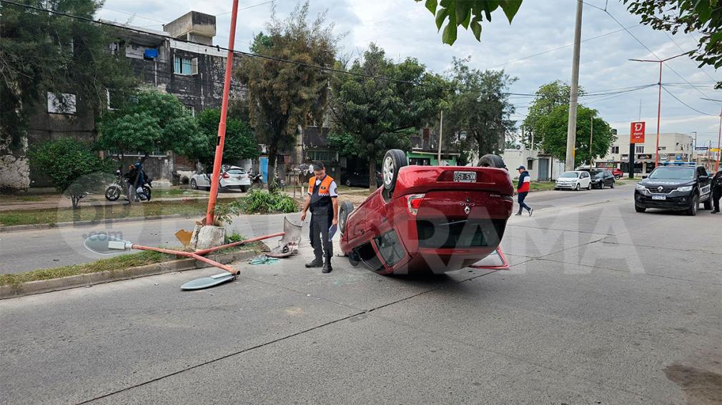 Terrible vuelco en Av. Solís y 24 de Septiembre: una mujer y su hijo de 16 años resultaron heridos