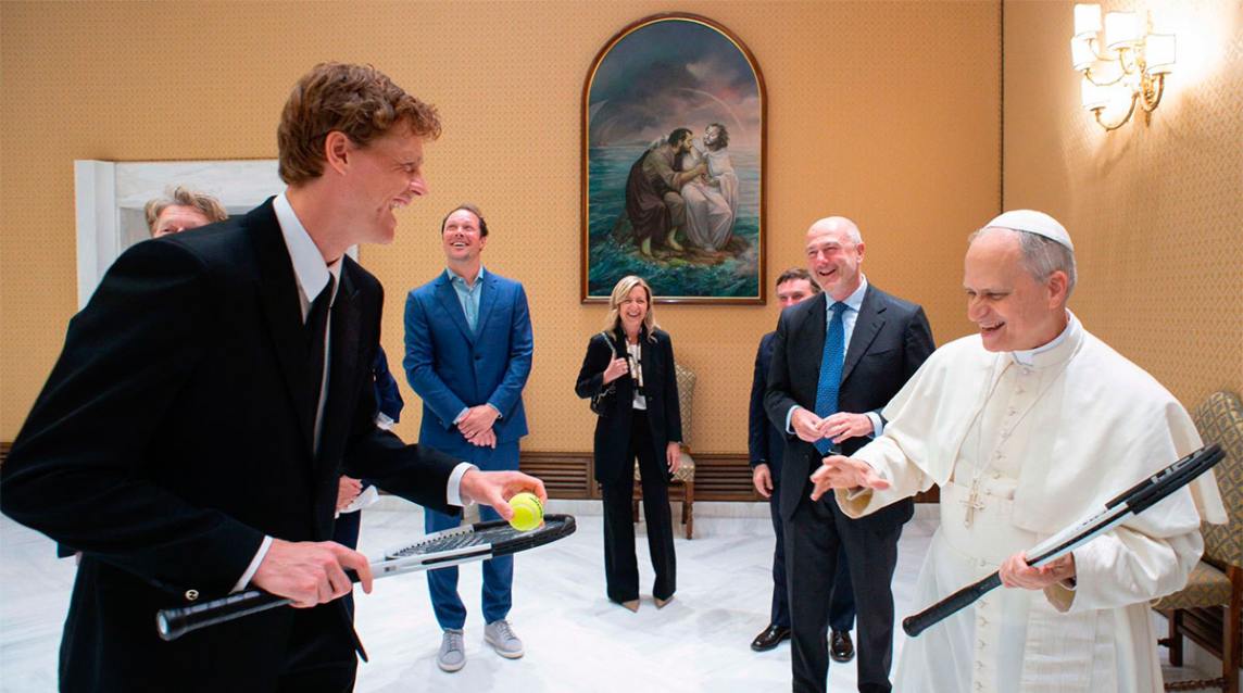 El papa León XIV recibió a Jannik Sinner, número uno del tenis, y se llevó una raqueta de recuerdo
