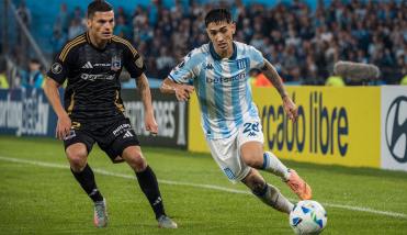 Racing aplastó a Colo-Colo y se aseguró un lugar en los octavos de la copa