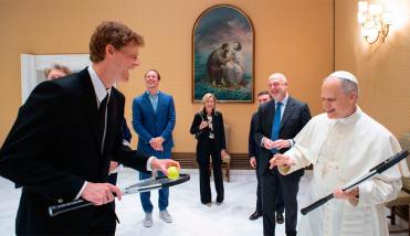 El papa León XIV recibió a Jannik Sinner, número uno del tenis, y se llevó una raqueta de recuerdo