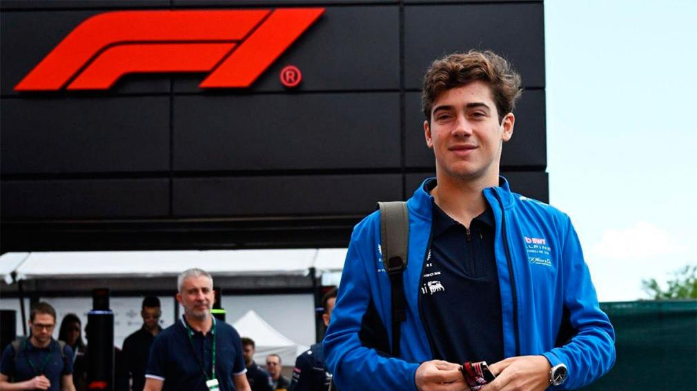  Colapinto mostró su fanatismo por Boca antes de correr la última práctica del GP de Fórmula 1 en Imola