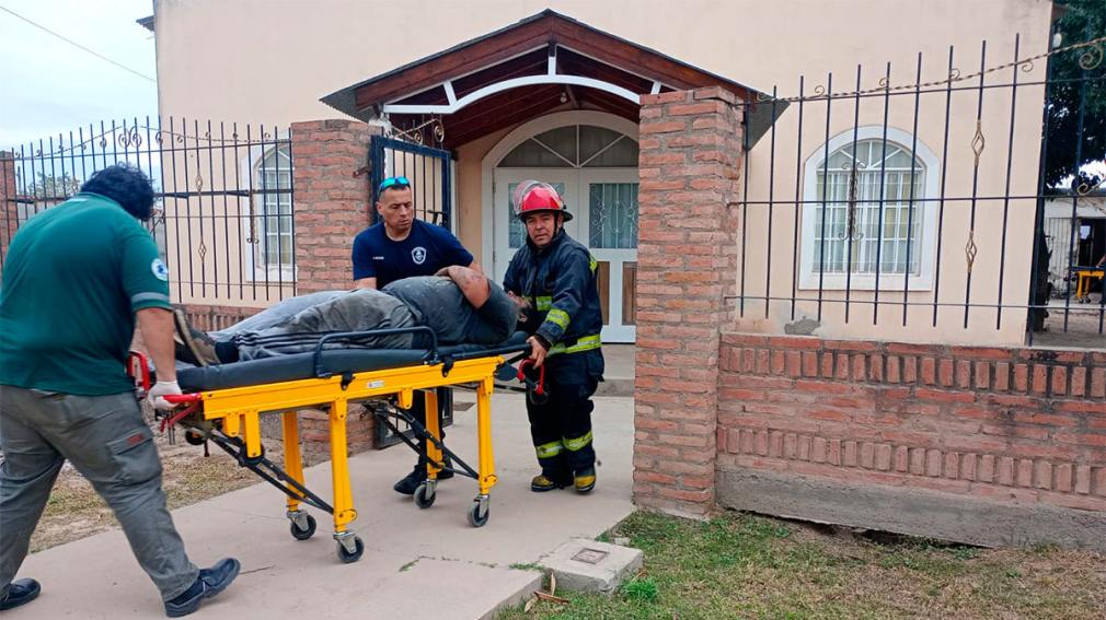 Obreros quedaron atrapados tras el derrumbe de un techo en el que estaban trabajando