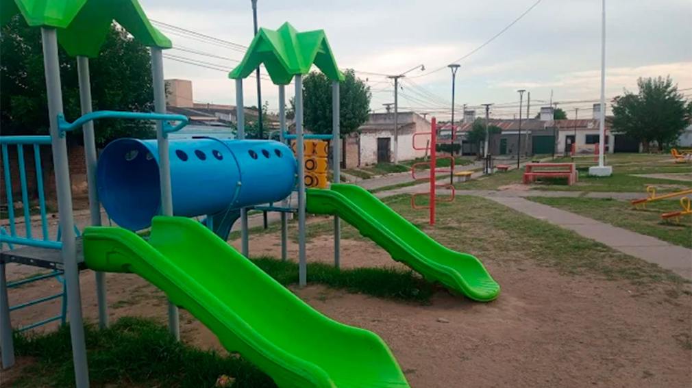 Tragedia en una plaza: un niño se electrocutó al tocar un cable oculto entre los pastos