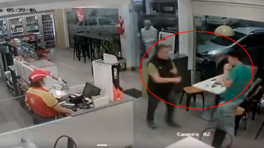Discusión terminó a las piñas y con un apuñalado dentro de una estación de servicio
