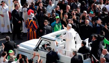Así fue el primer recorrido de León XIV en el papamóvil por el Vaticano