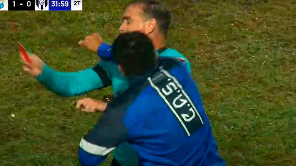 Video: indignante agresión al árbitro Fernando Ortiz en el clásico de La Banda