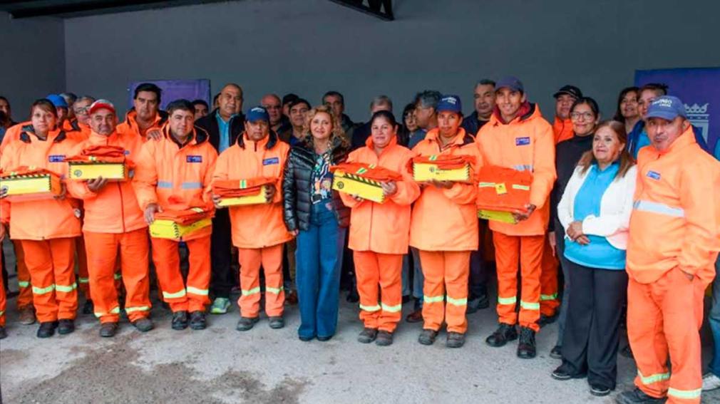 Fuentes entregó ropa de trabajo al personal de recolección y destacó el compromiso con la limpieza de la ciudad