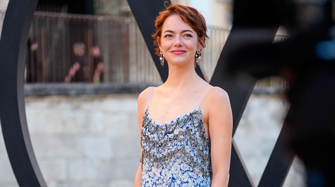 Emma Stone vivió momentos insólitos en Cannes: spoiler inesperado y un susto con una avispa