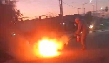 Vecinos vivieron escenas de tensión por el incendio de una moto frente a una estación de servicio