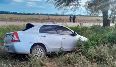 Automóvil vuelca por esquivar una moto sin luces y tres personas terminan en el hospital