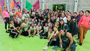 Cristian Garrido llevó su energía desde Chile a Fernández antes de la gran “Súper Master Class” de Zumba en La Banda