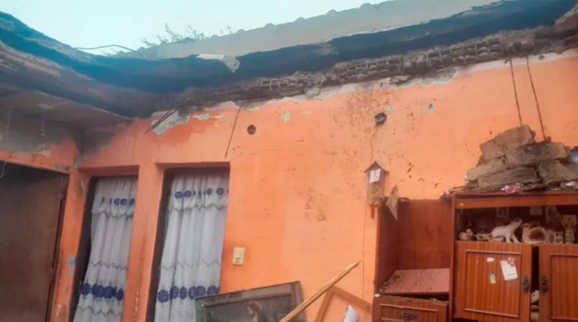 Una familia se salvó de milagro tras la caída del techo de su casa en Colonia Dora